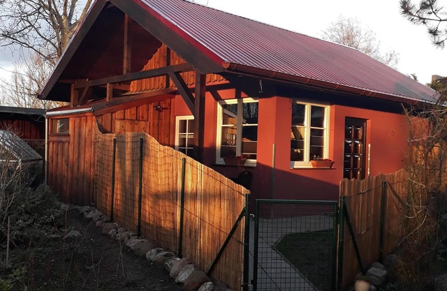 Sonniges Ferienhaus mit gemütlichem Schlafboden, idylisch gelegen im Garten.