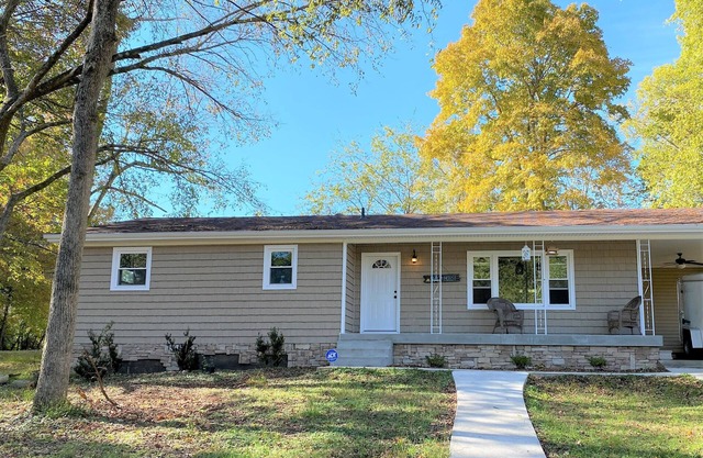 Sunny home across from Lake Barkley, fenced yard patio w/grill convenient to LBL