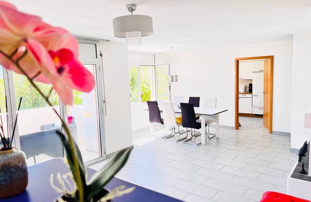 Sonniges modernes Apartment mit Seeblick zum Entspannen