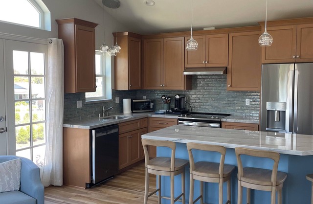 Sunny, Modern Cottage w/ Stunning Views, Steps from Beach & Natural Bridges