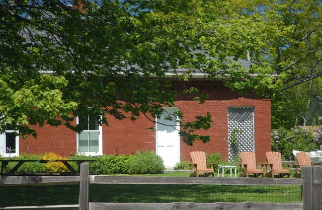 Sonniges, modernes Einfamilienhaus mit großem Garten. Sommer auf der wunderschönen Peaks Island!