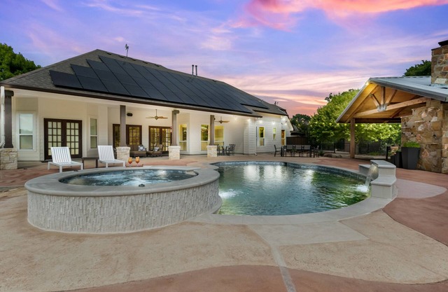 Sunny Oak | Sleeps 10 | Pool/Hot Tub | Outdoor kitchen with Fireplace