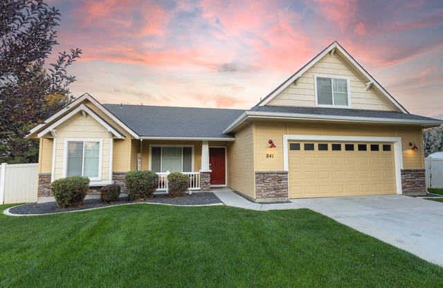 Sunny Oasis! Clean, Updated, Pool & Park Access