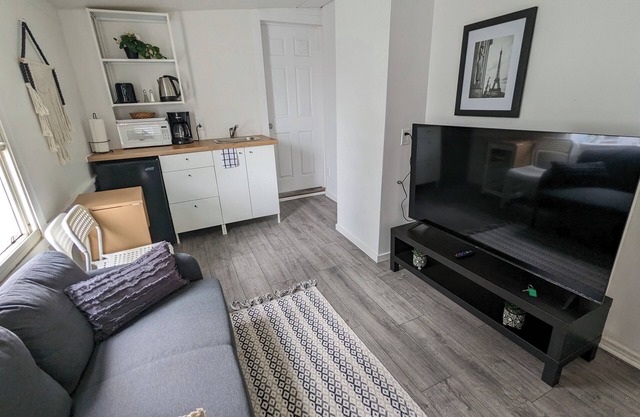 Sunny one bedroom apartment, Central Location