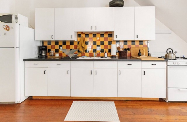 Sunny, Open 2 Story Apt Downtown San Diego with Free Parking