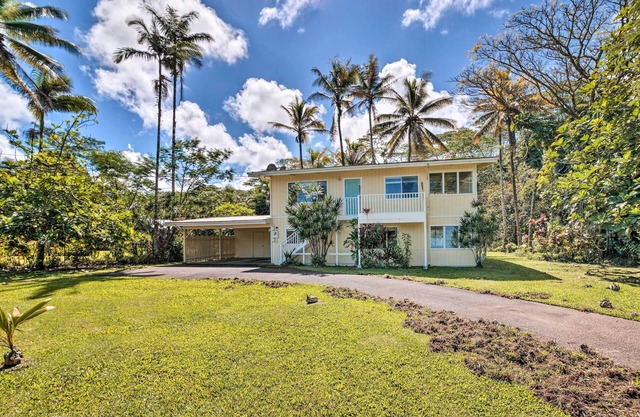 Sunny Pahoa Retreat: Snorkel, Hike & Shop!