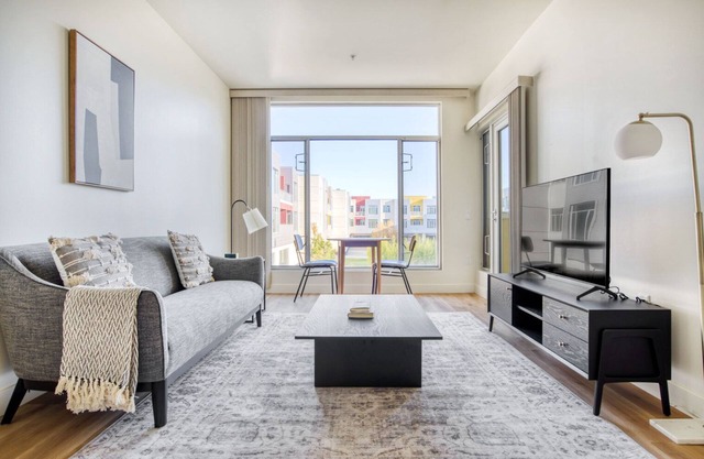 Sunny Palo Alto 2BR w/ W/D & Pool, walk to Pinterest, by Blueground