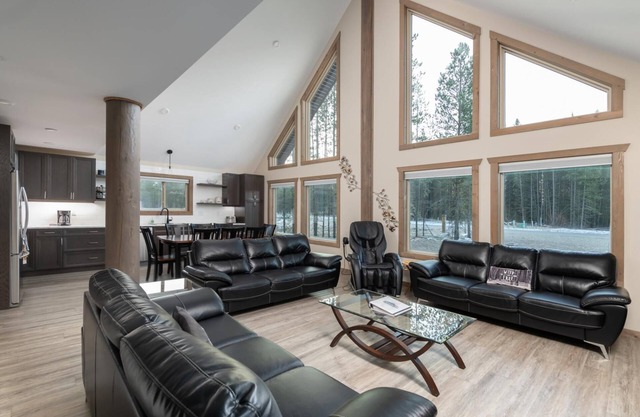The Sunny Peaks Cabin