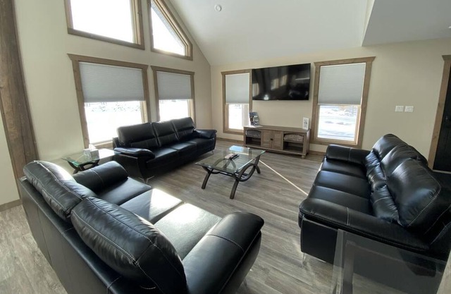 Sunny Peaks - Four Bedroom House, Sleeps 10