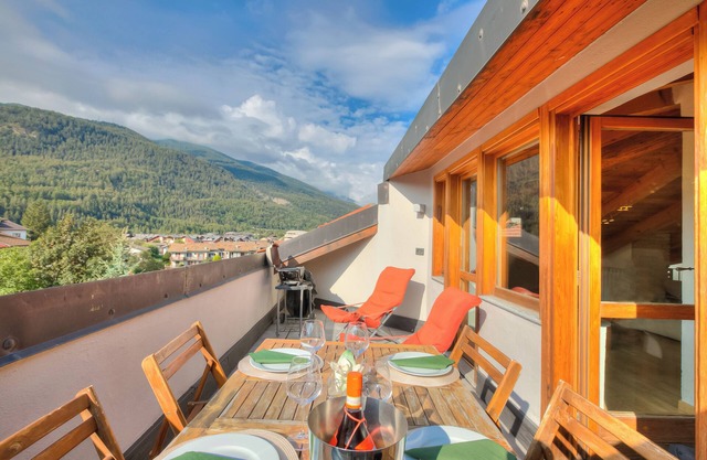 Sunny Penthouse, Oulx, Italy