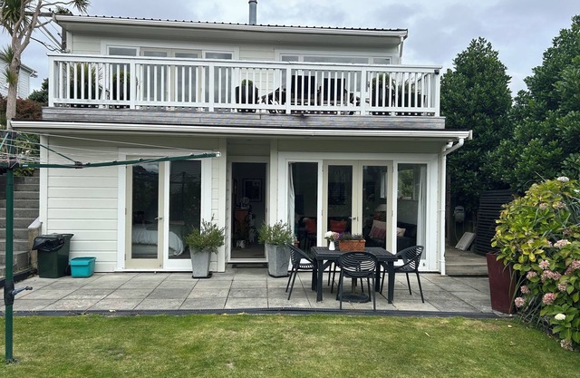 Sunny, private 2 bedroom studio, sleeps 4