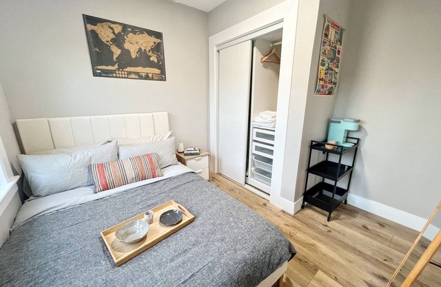Sunny private bedroom and bathroom in Oakland
