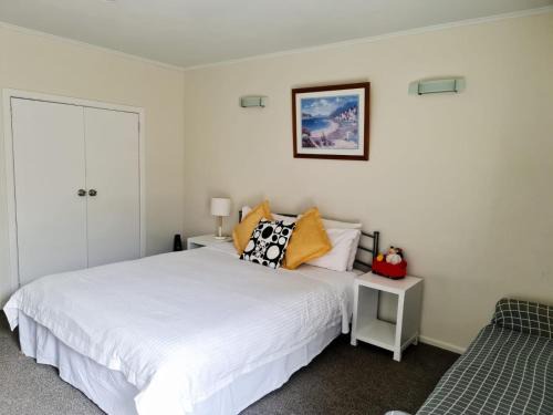 Sunny Private Studio in Central Epsom