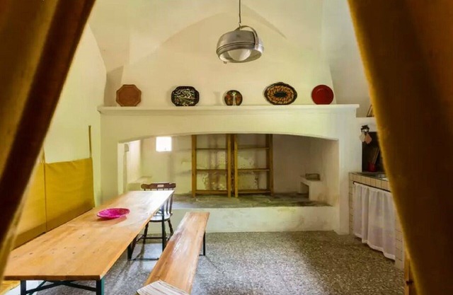 Im alten Bauernhaus Wohnung mit gewölbten Decken und Garten nahe am Meer