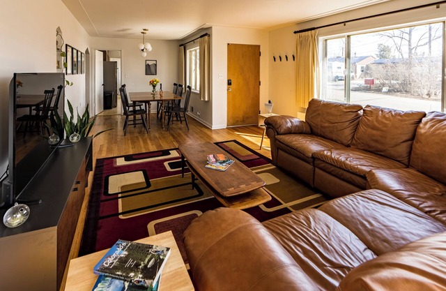 Sunny, quiet house - easy access to downtown, Red Rocks, and mountains.