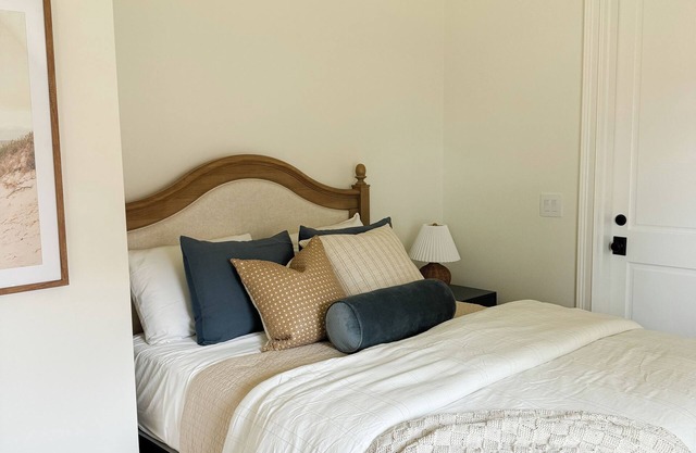 Sunny Retreat Near 2 Beaches - Ideal Summer Stay for Couples & Families