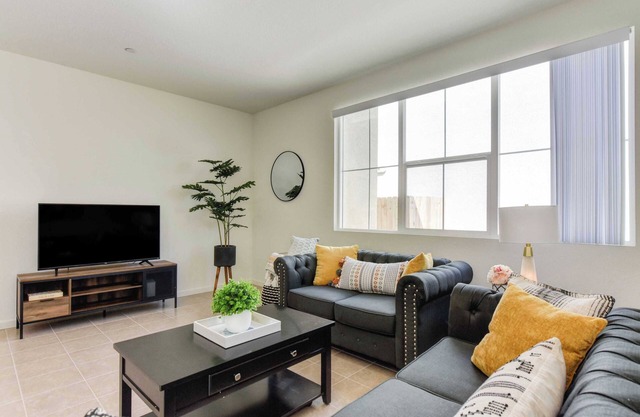 Sunny Retreat on Gate Lane - Perfect Getaway for Relaxation and Fun #41384