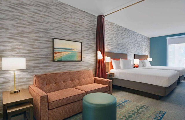 Sunny Retreat! 2 Relaxing Units w/ FREE Breakfast, Kitchen, Pets Allowed, Pool!