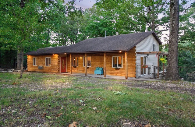 Sunny Ridge Hideaway Forest Cabin. Eureka Springs-Lake Area of Beaver Lake