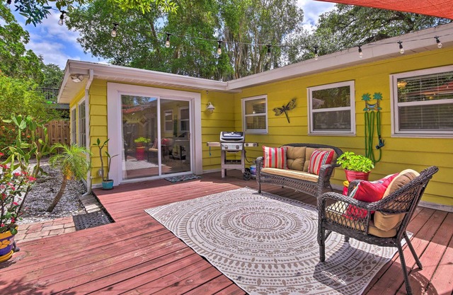 Sunny Sarasota Home w/ Yard < 2 Mi to Downtown!