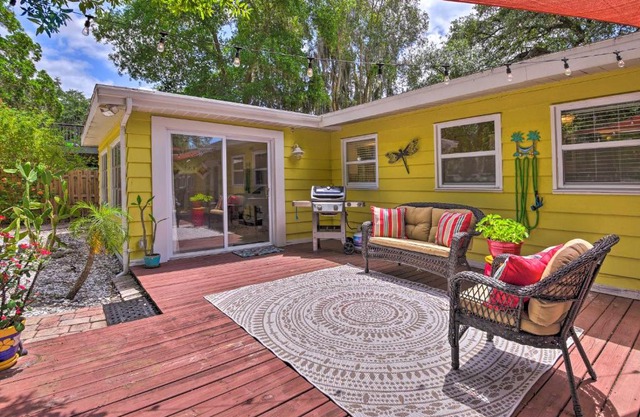 Sun-Dappled Abode Less Than 2 Mi to Dtwn Sarasota!