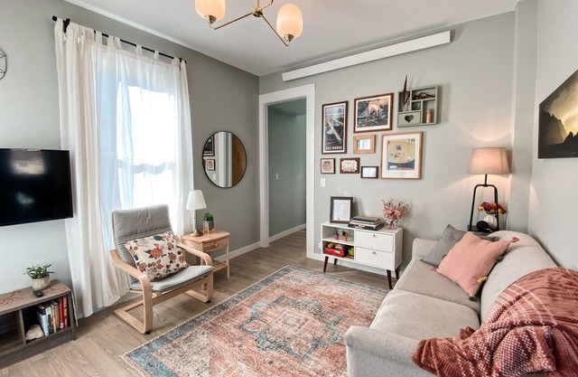Sunny+Serene Dwntwn Apt w/ Gorgeous River Views!