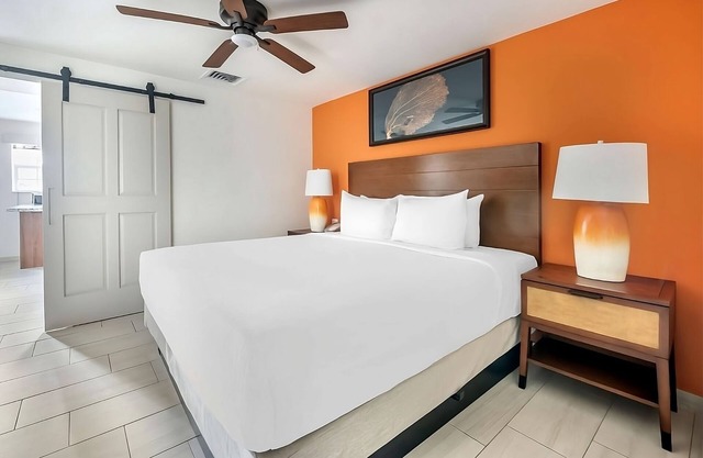 Sunny Shores Getaway! Full Kitchen, Outdoor Swimming Pool, Free Parking!