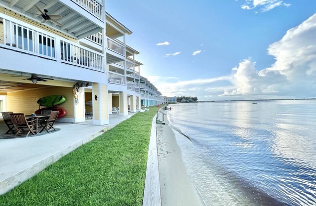 Sunny Side: Awesome Waterfront Unit with 4 Kayaks