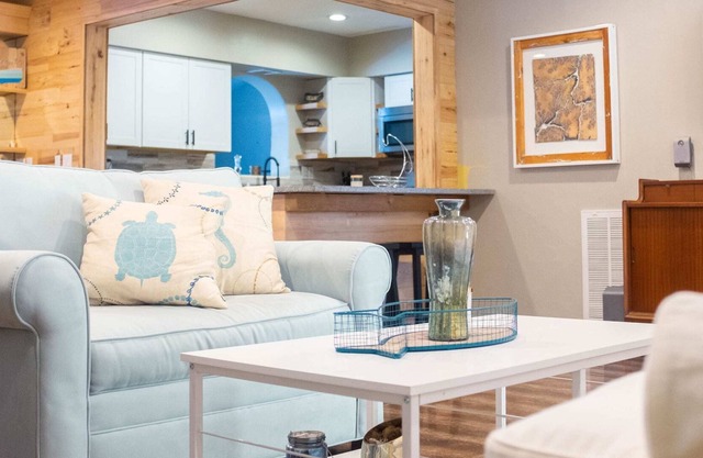 Sunny Side Home - 2/2 with Pool and Rustic touches