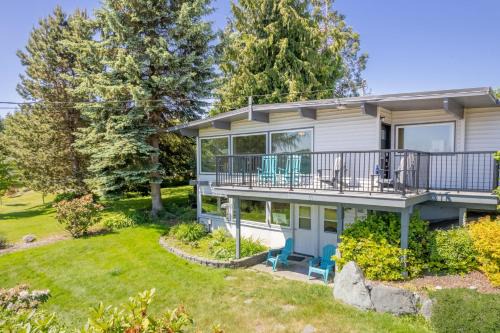 Sunny Side Island Retreat by AvantStay Backyard