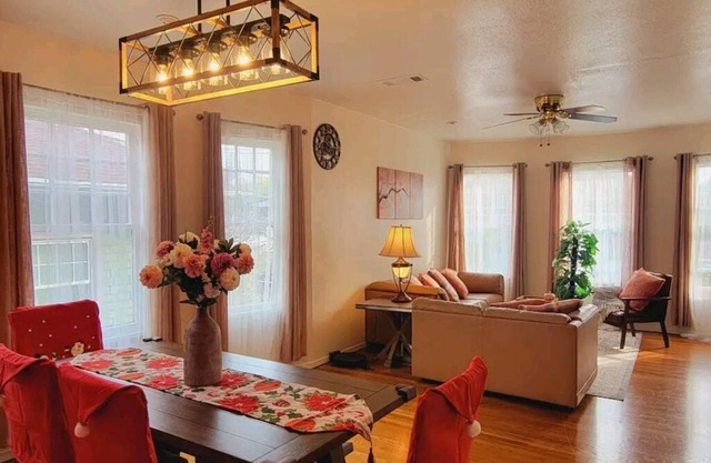 Sunny spacious home. Near beach, airport, downtown