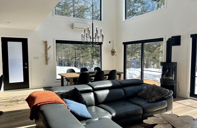 Sunny, spacious lakeside chalet.