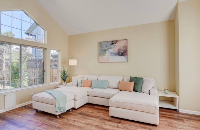 SUNNY SPACIOUS RETREAT NEAR GOLF COURSE W/ HOT TUB - WINE COUNTRY GETAWAY