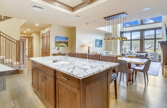 Sunny Spruce: 4 br at Spruce Peak, ski-in/ski-out, fireplace, a/c!