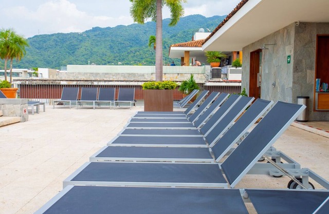 Sunny Studio in Romantic Zone. Steps to Beach.