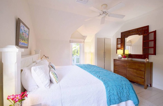 1BR Designer Apartment Suite im Obergeschoss mit umlaufenden Sonnendecks