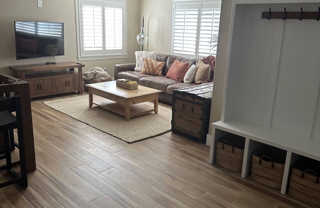 Sunny Suite! New Basement Retreat: Cozy & Spacious with Full Kitchen