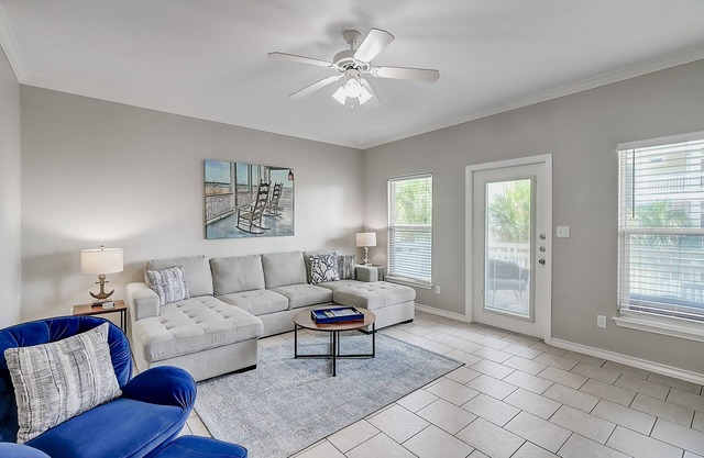 Sunny townhouse with enclosed yard, washer/dryer, WiFi, & Netflix. Dog-friendly