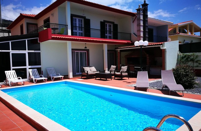 Sunny Villa - Meerblick, BBQ & Privater Pool