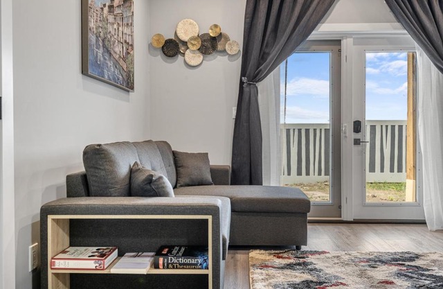 Sunny Walk-out Unit, Free HiSpeed Wi-Fi and Parking, Near Grocery