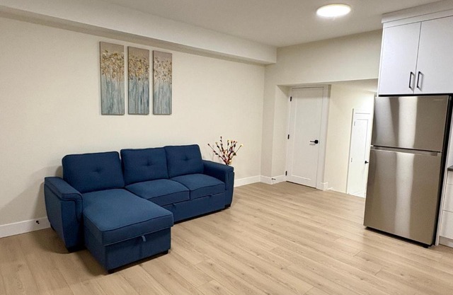 Sunny White Rock 2BR, Steps to Sand, Brand New Stay
