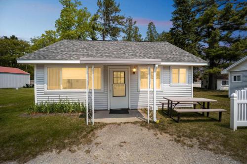 Sunnyside 3BR 1BA Relaxing Lakefront Retreat