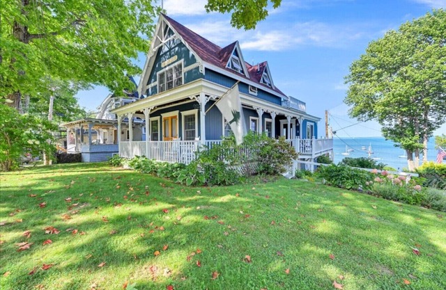 SunnySide Cottage with Pen Bay Views in Bayside