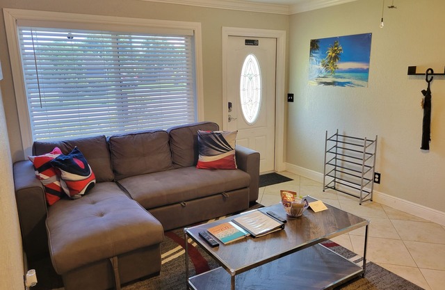 SunnySide Getaway <15mins from beach/Dtown/airport