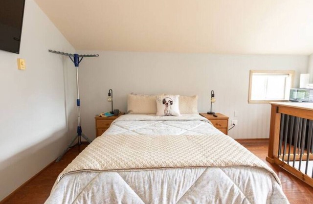 Sunnyside Loft - Close to Town, Relaxing, Cozy