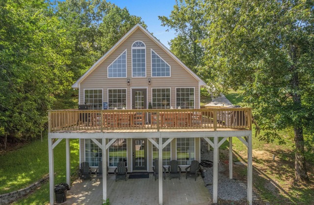 Sunnyside Retreat Beautiful 3 Story Lakehouse with Breathtaking Lake Views