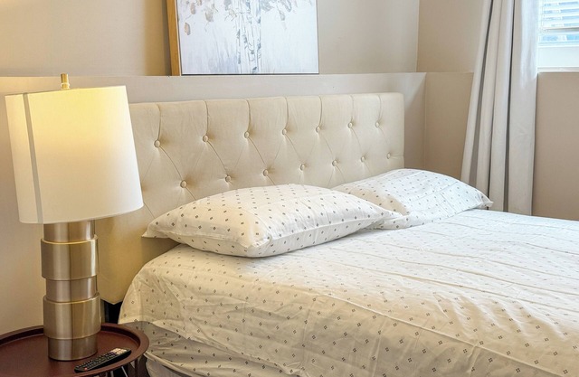 Sunnyside Serenity: Cozy Basement Room Rental