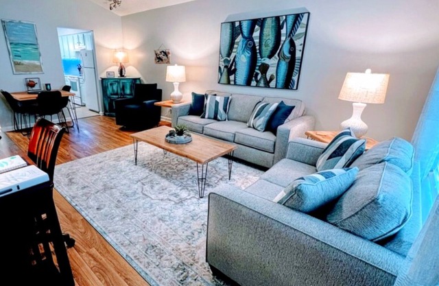 Sunnyside Villa - King Beds, Garage, Near Marshwalk!