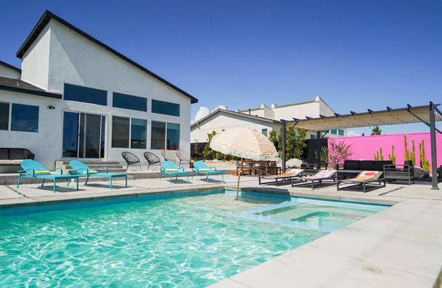 Sunray House Modern Getaway Pool Spa Tesla Charger