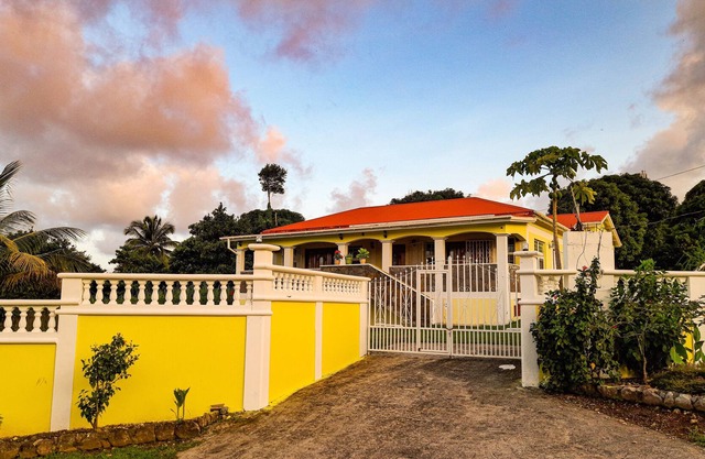 Sunrise Bliss Villa w/Hot Tub, King Bd+Mountain and Ocean View